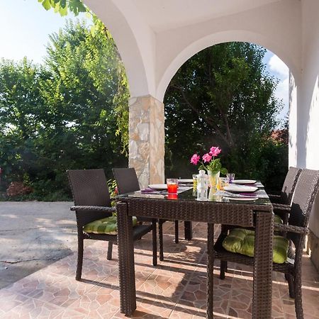 Lara - Apartment Near The Beach Vrbnik Εξωτερικό φωτογραφία