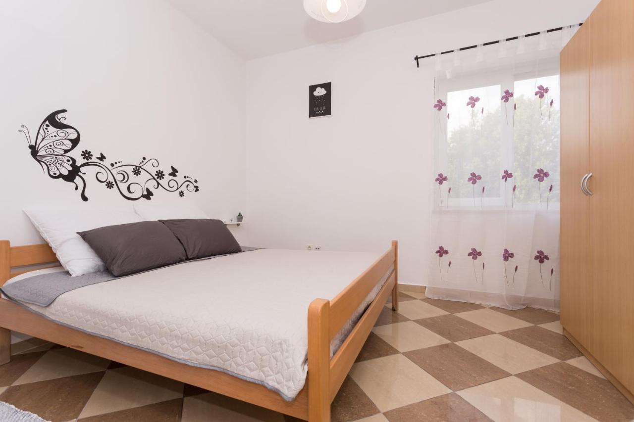 Lara - Apartment Near The Beach Vrbnik Εξωτερικό φωτογραφία