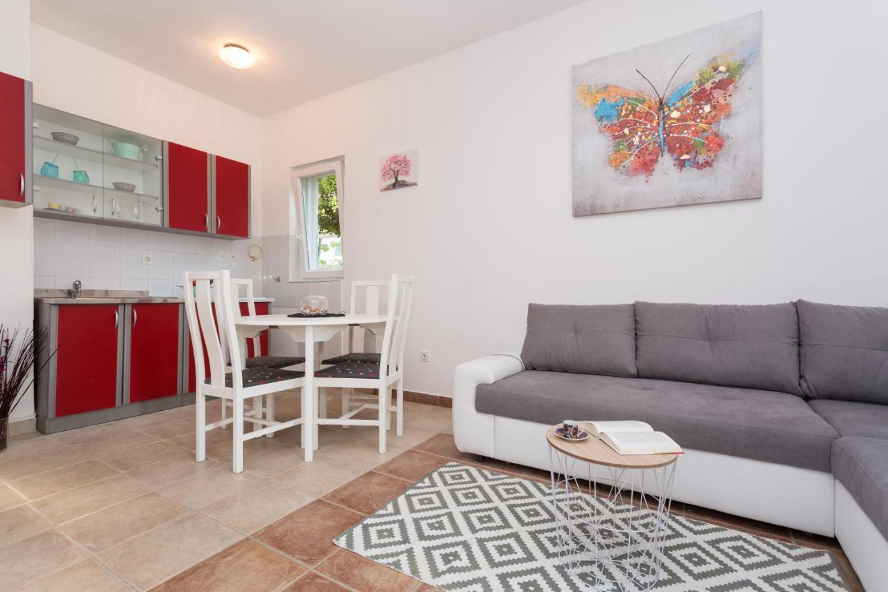 Lara - Apartment Near The Beach Vrbnik Εξωτερικό φωτογραφία