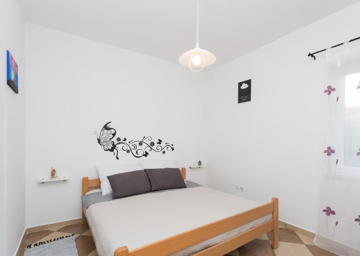 Lara - Apartment Near The Beach Vrbnik Εξωτερικό φωτογραφία